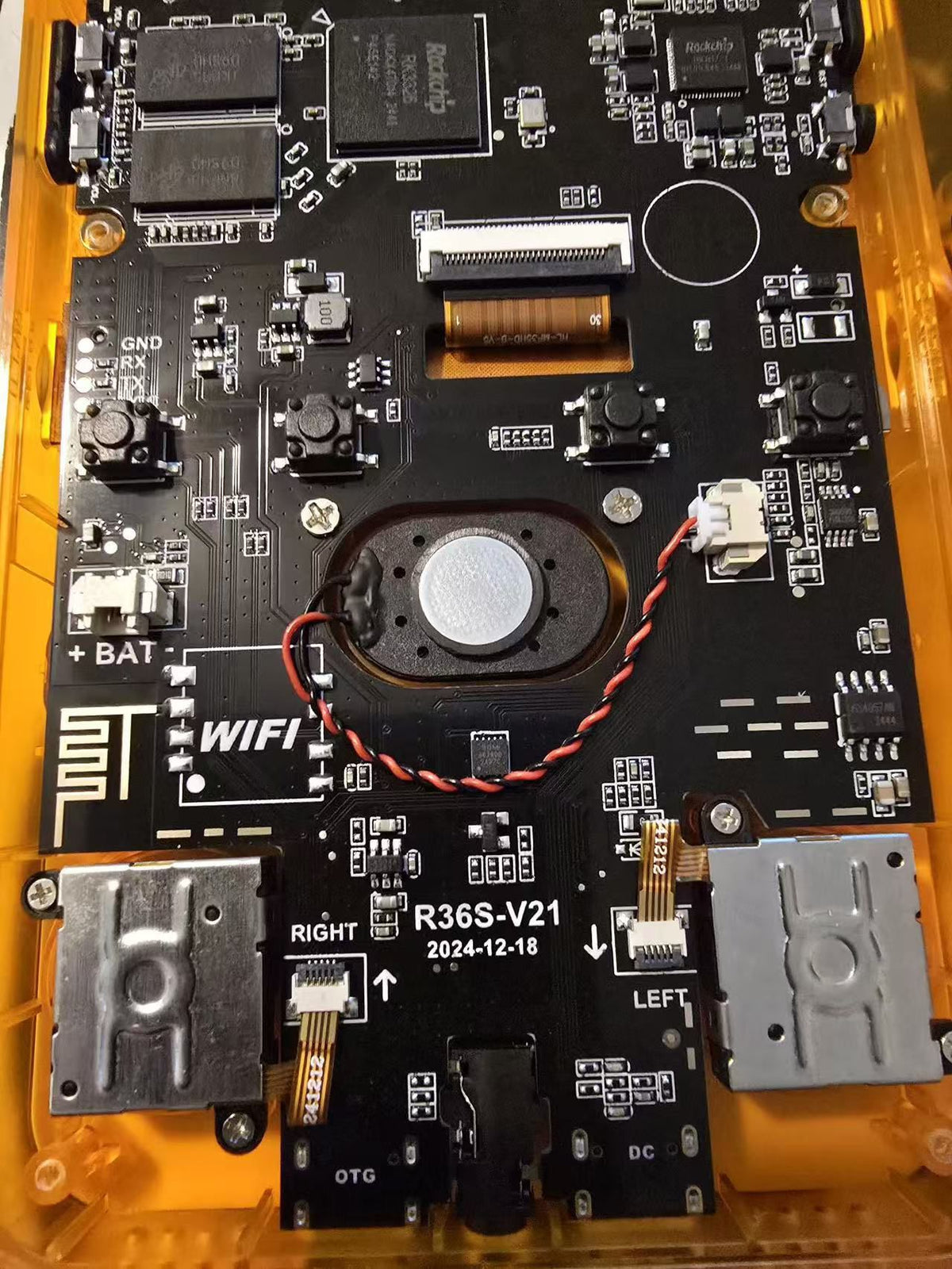 Original R36S motherboard V21 (2024-12-18) with Rockchip RK3326 and two RAM chips